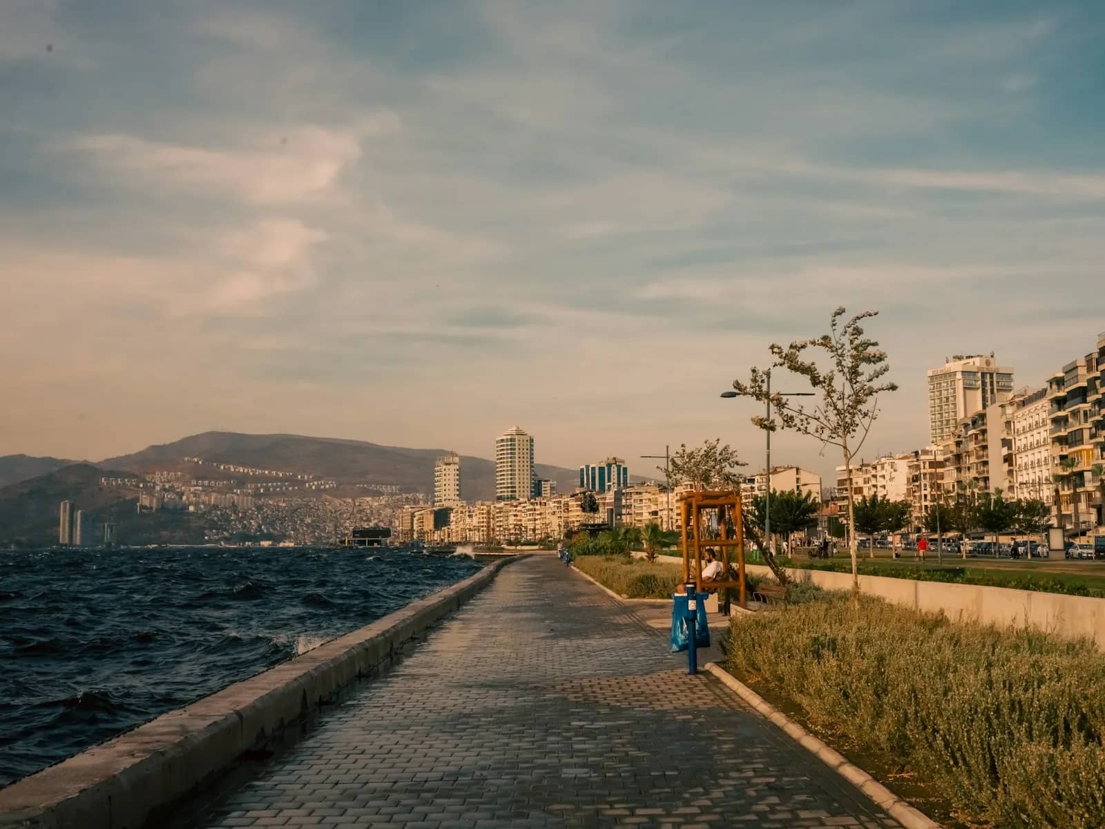 Deniz kenarında yürüyüş yolu ve kıyı boyunca uzanan şehir binaları