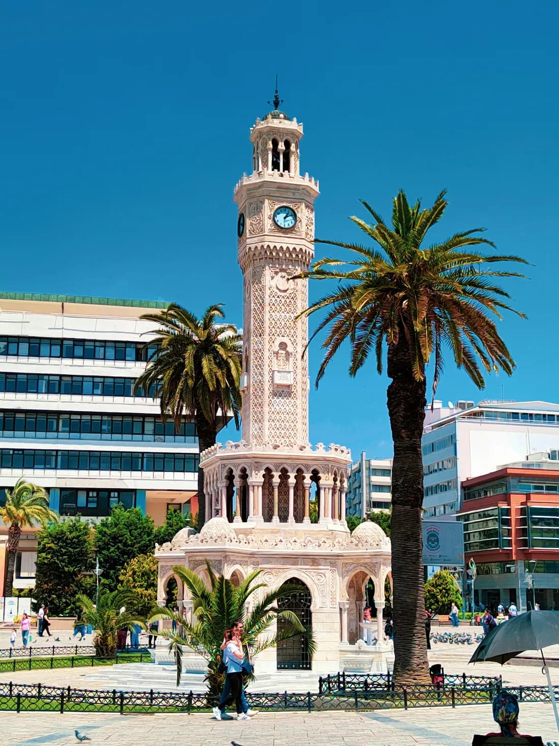 İzmir Saat Kulesi ve palmiyeler