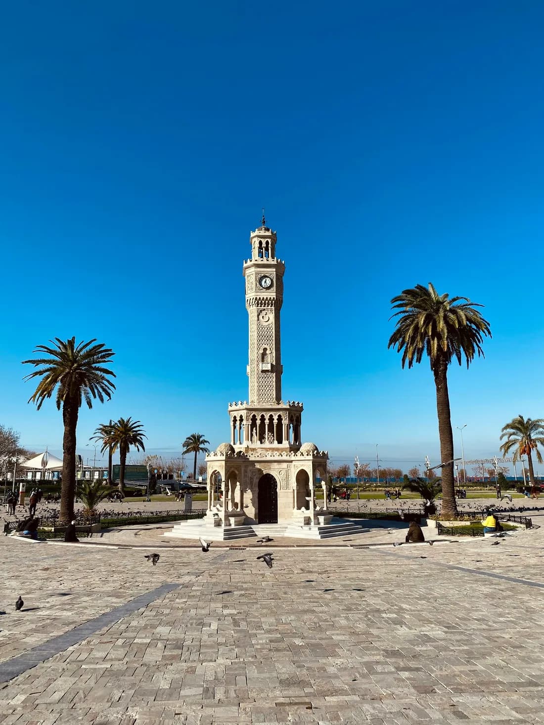 Konak Meydanı'ndaki İzmir Saat Kulesi ve palmiye ağaçları